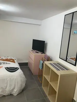 Télévision ou salle de divertissement dans l'établissement Petite Chambre avec SdB partagée