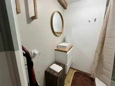 Salle de bains dans l'établissement Studio BROSSARD 2pers Tv and Wifi