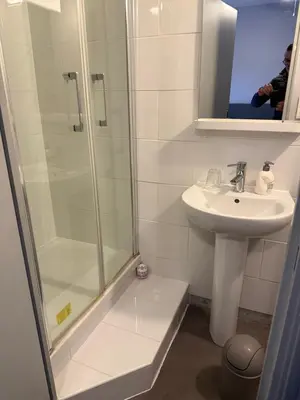 Salle de bains dans l'établissement Le petit Rungis