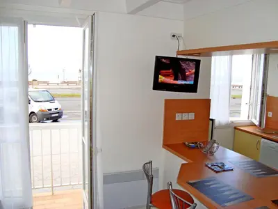 Télévision ou salle de divertissement dans l'établissement APPARTEMENT FACE MER T2 35 m2 pour 4 personnes proche tous commerces