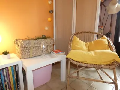 Coin salon dans l'établissement Maison rétro 62m² près de la plage - Animaux acceptés - FR-1-540-314