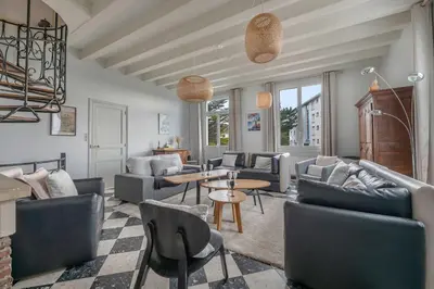 Coin salon dans l'établissement Face Mer - Plage Villa familiale pour 12