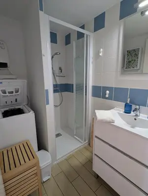 Salle de bains dans l'établissement Maison dans résidence avec piscine et tennis - 4 personnes