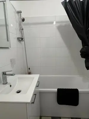 Salle de bains dans l'établissement super T3 - Hypercentre Angers Ralliement
