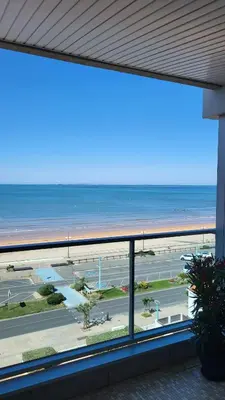 Vue générale sur la mer ou vue sur la mer prise depuis l'appartement
