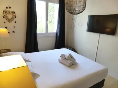 Un ou plusieurs lits dans un hébergement de l'établissement PROCE - Apt lumineux et cosy, vue parc de Procé