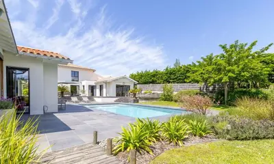 Piscine de l'établissement L'Instant Océan ou située à proximité