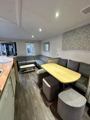 Télévision ou salle de divertissement dans l'établissement Bungalow accueillant à Saint-Jean-de-Monts avec piscine