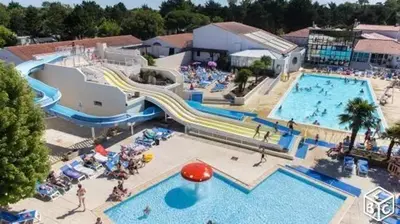 Piscine de l'établissement Bungalow accueillant à Saint-Jean-de-Monts avec piscine ou située à proximité