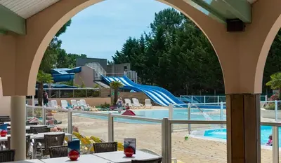 Piscine de l'établissement Bungalow accueillant à Saint-Jean-de-Monts avec piscine ou située à proximité