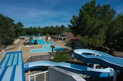 Piscine de l'établissement Bungalow accueillant à Saint-Jean-de-Monts avec piscine ou située à proximité