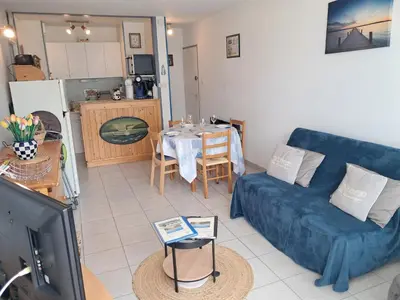 Cuisine ou kitchenette dans l'établissement Aux Mouettes les pieds dans l'eau accès direct à la place 5 personnes
