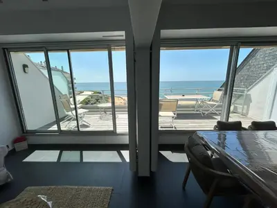 Vue générale sur la mer ou vue sur la mer prise depuis l'appartement