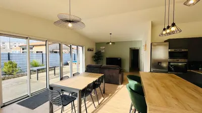 Cuisine ou kitchenette dans l'établissement La Garenne, piscine et pinède
