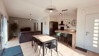 Cuisine ou kitchenette dans l'établissement La Garenne, piscine et pinède