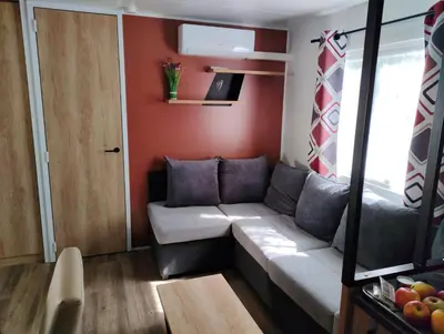 Coin salon dans l'établissement Jolie Mobil Home climatisé 58