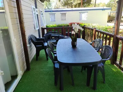 Balcon ou terrasse dans l'établissement Jolie Mobil Home climatisé 58