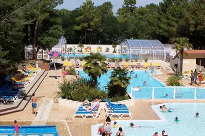 Piscine de l'établissement Jolie Mobil Home climatisé 58 ou située à proximité