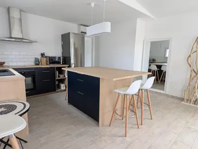 Cuisine ou kitchenette dans l'établissement Maison neuve de plain-pied avec extérieur