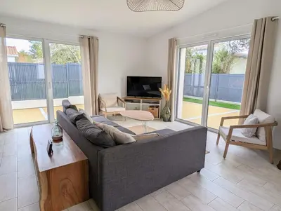 Télévision ou salle de divertissement dans l'établissement Maison neuve de plain-pied avec extérieur