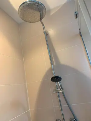 Salle de bains dans l'établissement Le Jolibardet