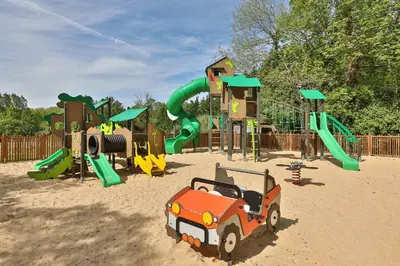 Aire de jeux pour enfants de l'établissement Camping Château La Forêt