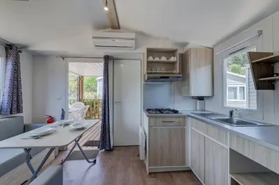 Cuisine ou kitchenette dans l'établissement Camping Château La Forêt