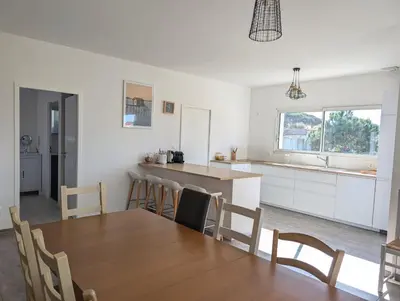 Cuisine ou kitchenette dans l'établissement Maison familiale avec jardin a deux pas de l'océan