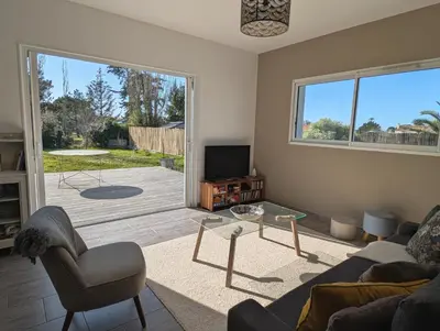 Télévision ou salle de divertissement dans l'établissement Maison familiale avec jardin a deux pas de l'océan