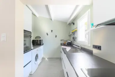 Cuisine ou kitchenette dans l'établissement Lovely fully renovated beach villa