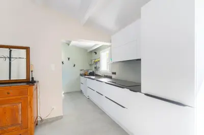 Cuisine ou kitchenette dans l'établissement Lovely fully renovated beach villa