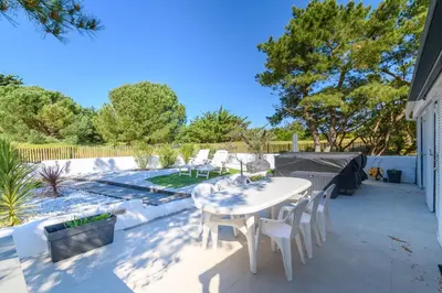Jardin de l'établissement Lovely fully renovated beach villa