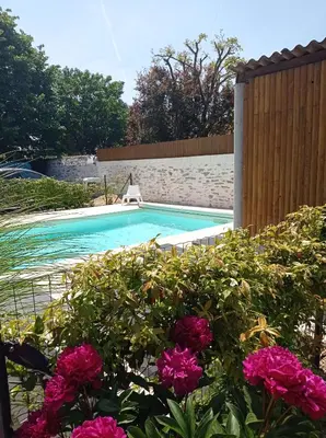 Jardin de l'établissement Domaine des Ecoliers - Gîte 123 soleil - Parking privé