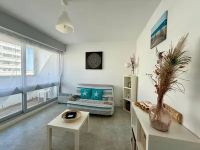 Télévision ou salle de divertissement dans l'établissement Studio avec Balcon et Parking à 2 Pas de la Plage - FR-1-652-56