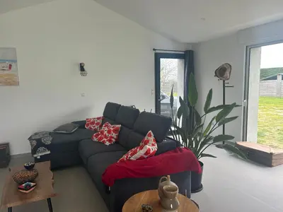 Coin salon dans l'établissement Charmante Maison Rénovée Proche Plage et Forêt avec Jardin - FR-1-652-57
