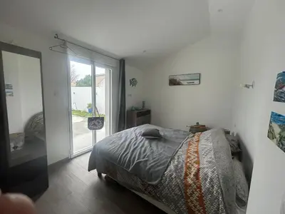 Un ou plusieurs lits dans un hébergement de l'établissement Charmante Maison Rénovée Proche Plage et Forêt avec Jardin - FR-1-652-57