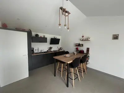 Cuisine ou kitchenette dans l'établissement Charmante Maison Rénovée Proche Plage et Forêt avec Jardin - FR-1-652-57