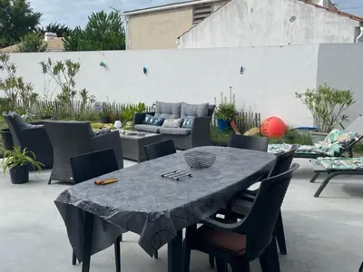 Coin salon dans l'établissement Charmante Maison Rénovée Proche Plage et Forêt avec Jardin - FR-1-652-57