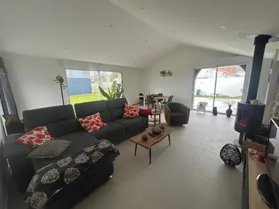 Coin salon dans l'établissement Charmante Maison Rénovée Proche Plage et Forêt avec Jardin - FR-1-652-57