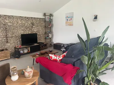 Télévision ou salle de divertissement dans l'établissement Charmante Maison Rénovée Proche Plage et Forêt avec Jardin - FR-1-652-57