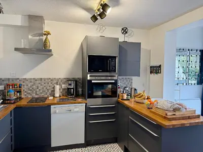 Cuisine ou kitchenette dans l'établissement Maison avec jardinet proche plage et parking - FR-1-652-58