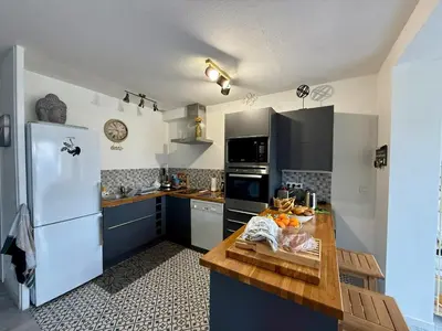 Cuisine ou kitchenette dans l'établissement Maison avec jardinet proche plage et parking - FR-1-652-58