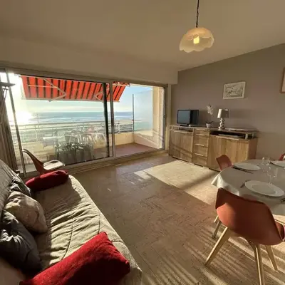 Studio confortable face mer avec garage privé