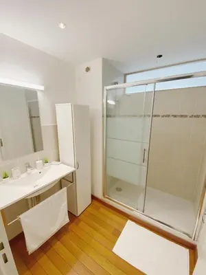 Salle de bains dans l'établissement Résidence, Beaujoire, Parking privé