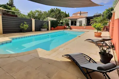 Piscine de l'établissement Maison 4 chambres piscine et jacuzzi ou située à proximité