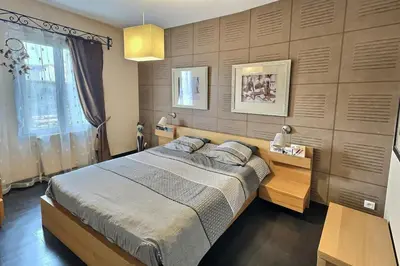 Un ou plusieurs lits dans un hébergement de l'établissement Maison 4 chambres piscine et jacuzzi