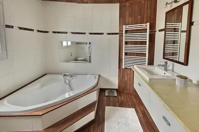 Salle de bains dans l'établissement Maison 4 chambres piscine et jacuzzi