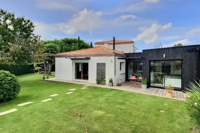 Jardin de l'établissement Maison 4 chambres piscine et jacuzzi