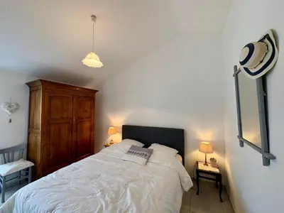 Un ou plusieurs lits dans un hébergement de l'établissement Maison confortable centre-ville avec jardin, proche commerces - FR-1-323-563
