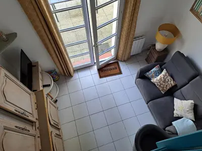 Télévision ou salle de divertissement dans l'établissement Maison charmante proche pistes cyclables, animaux admis - FR-1-323-567